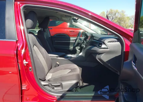 2021 Toyota Camry Le z USA, uszkodzony, nr VIN 4T1C11AK0MU459779